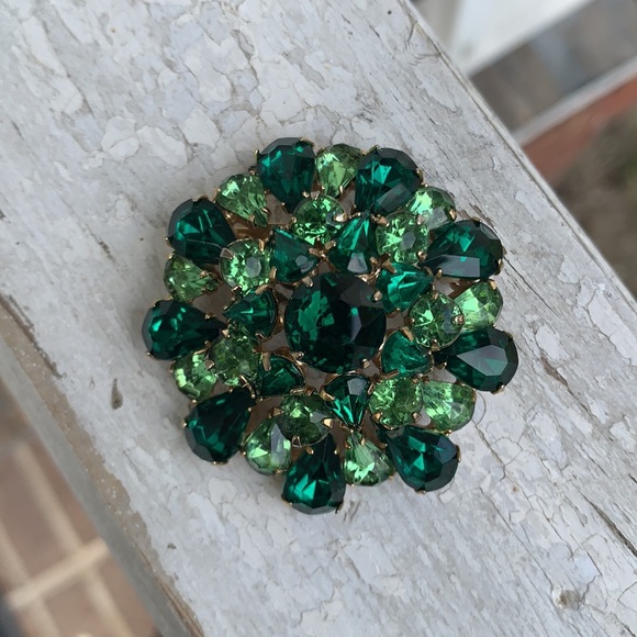 Vintage Gold-tone Green Rhinestone Domed Brooch - Picture 8 of 17